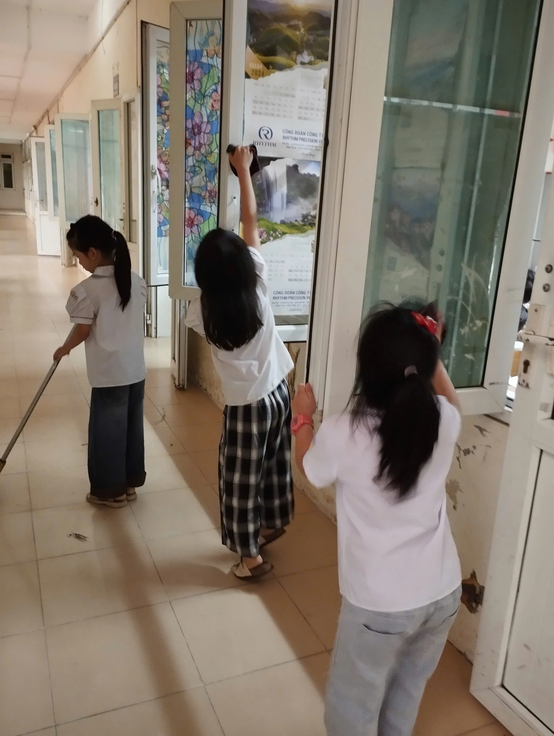 Việc làm vệ sinh cuối tuần của các em học sinh Khối 2 Trường Tiểu học Tiến Thịnh